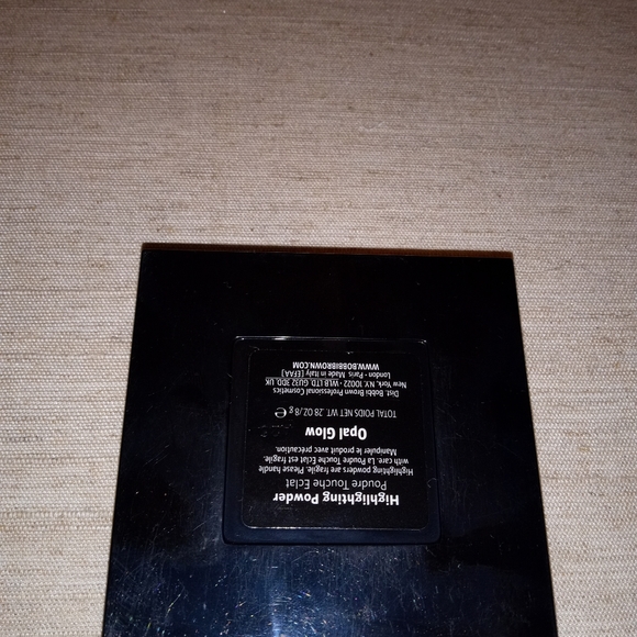 Bobbi Brown Highlighting Powder in Opal Glow (limited edition shade) Full Size - Picture 3 of 5